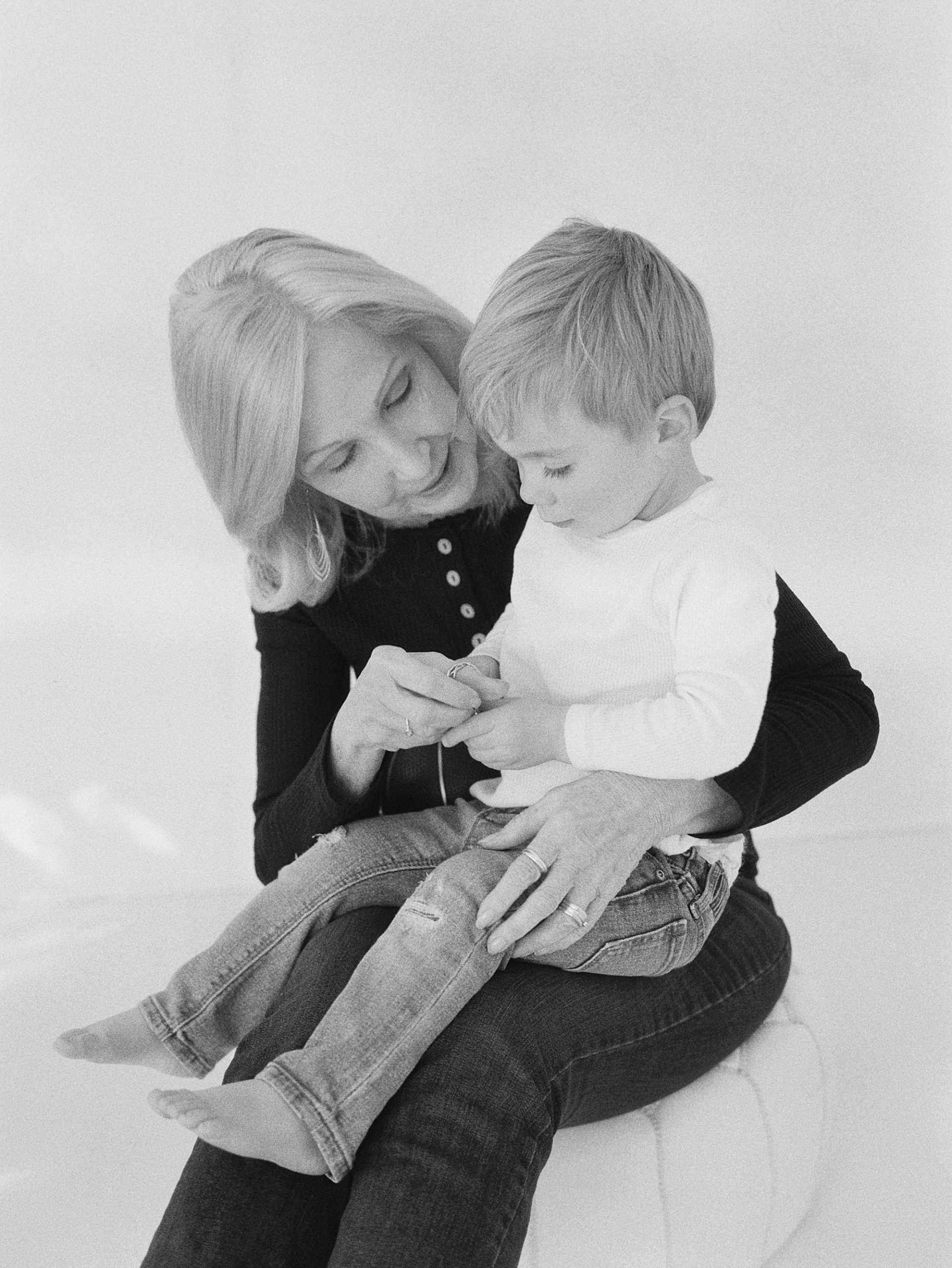 Gramma and Baba and Ellis - Ash Baumgartner - Grandparent Photos - Black and White Film - Alzheimers Legacy_0031.jpg